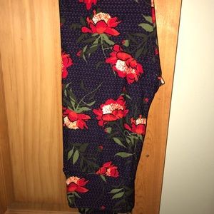 NWT OS LLR Beautiful Large Floral Printed Leggings